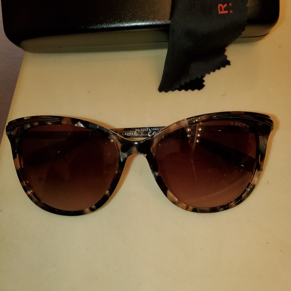 Ralph Lauren RA5203

Cat eye sunglasses